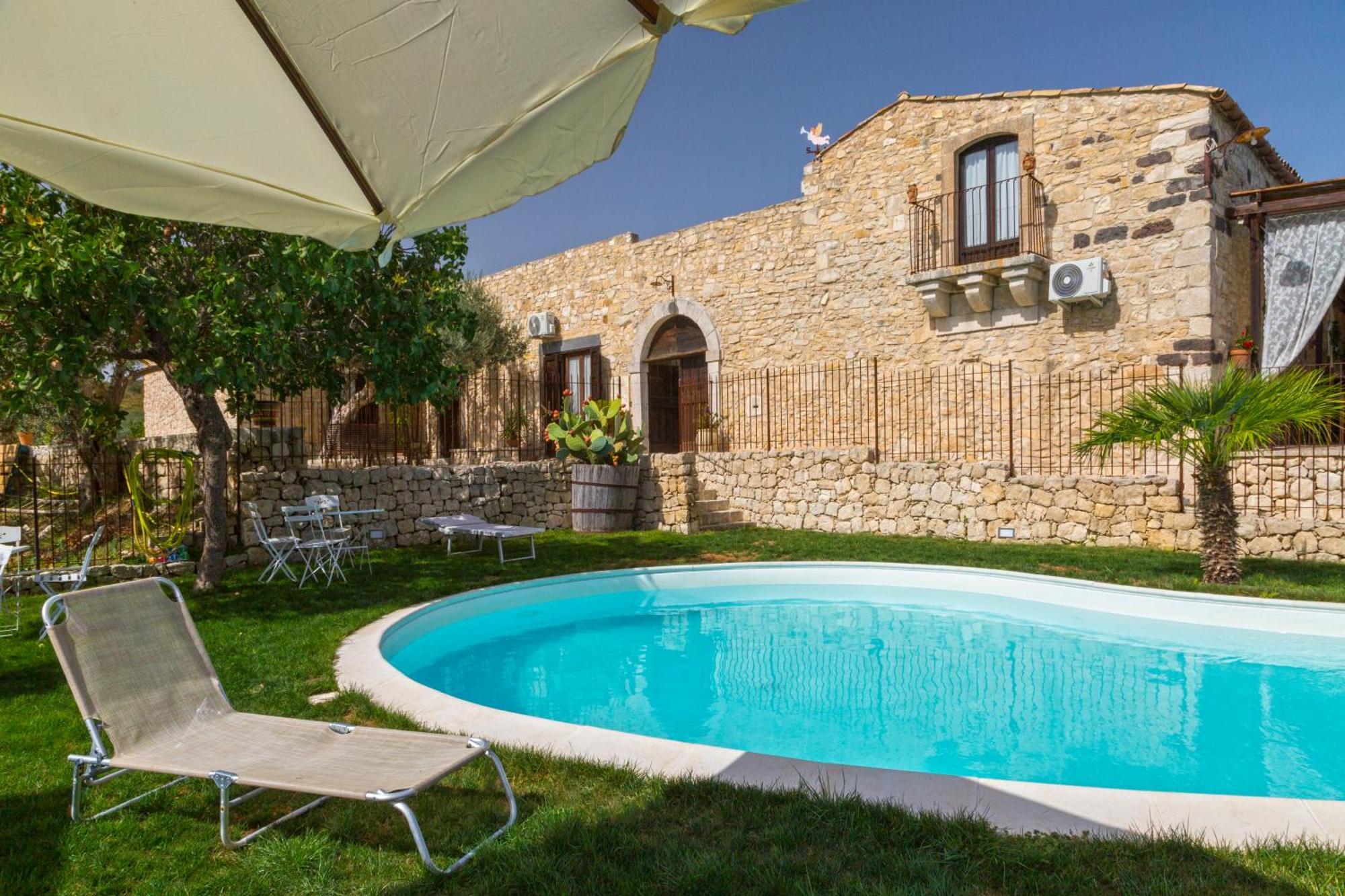 Masseria Fortificata Lo Zafferaneto Buccheri Ngoại thất bức ảnh